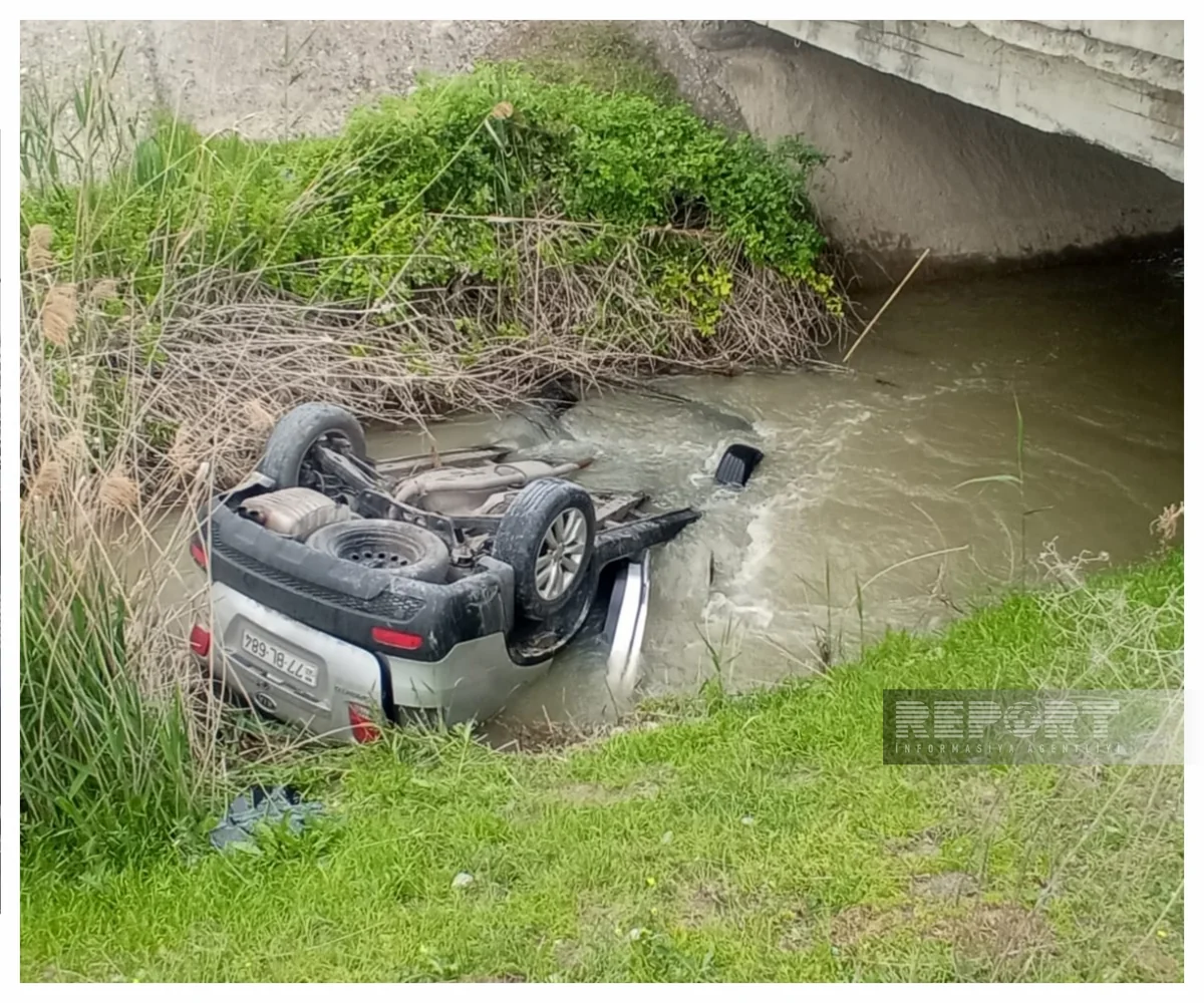 В Гёйчае автомобиль упал в водоканал