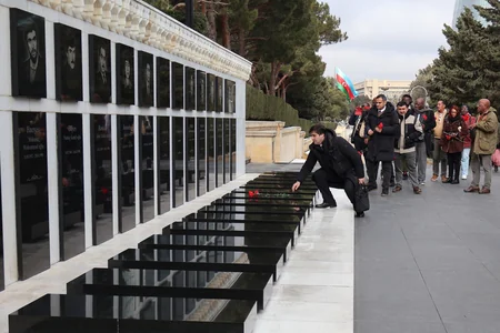 Fransa müstəmləkəsi altında olan ərazilərdən olan media nümayəndələri Şəhidlər xiyabanını ziyarət ediblər