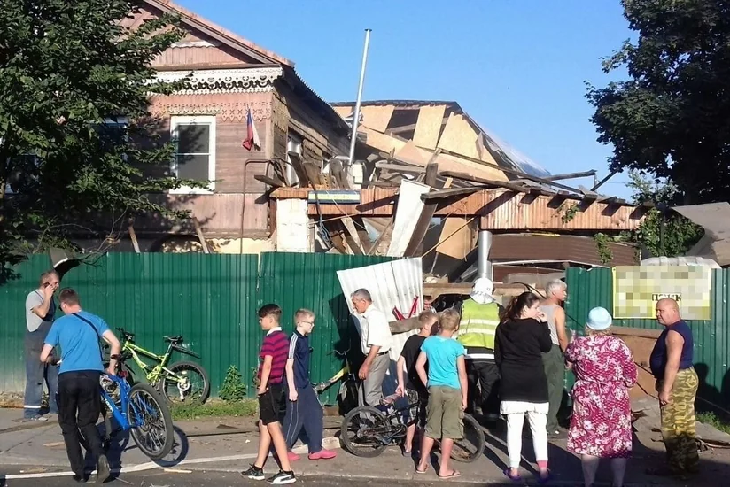 В Петербурге при взрыве газового баллона в гараже дома погибли два человека - ВИДЕО