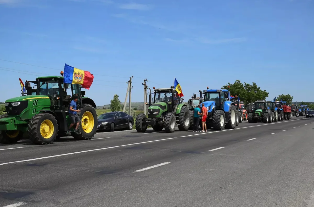 Перед зданием правительства в Кишиневе фермеры проводят акцию протеста