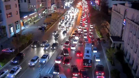 Bakıda nəqliyyat vasitələrinin hərəkətində sıxlıq yaranıb