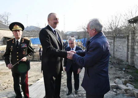 Prezident Ağsuda zəlzələnin nəticələrinin aradan qaldırılması ilə bağlı görülən işlərlə yerində tanış olub