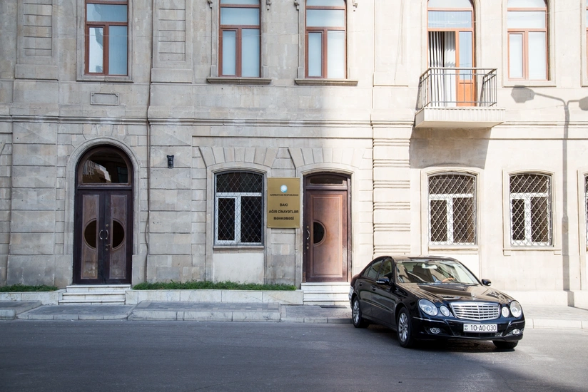 Bacısının başını kəsən biznesmen qızının məhkəməsi başlayıb