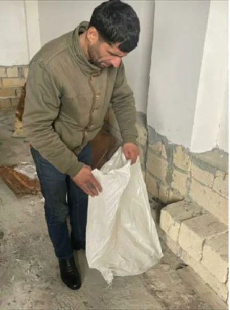 Ağsuda keçmiş məhkumdan “Kalaşnikov” avtomatı və narkotik vasitə aşkarlanıb