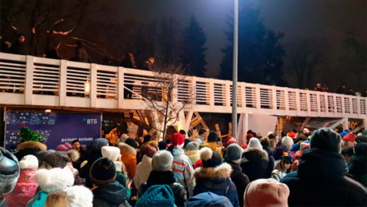 В Москве обрушился мост над катком, пострадали 13 человек - ВИДЕО