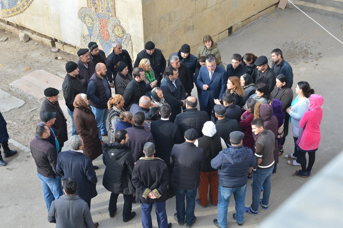 Dövlət Komitəsinin sədri Şüvəlan qəsəbəsində məskunlaşan məcburi köçkünlərlə görüşüb