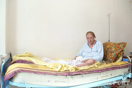 Sağlam ayağı amputasiya edilən xəstə: “Həkimə demişdim ki, sol ayağımı dizdən aşağı kəs”