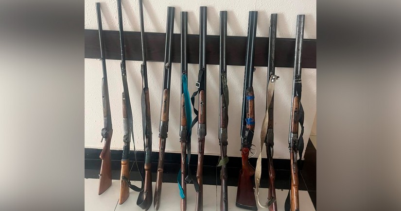 Cəlilabadda qanunsuz saxlanılan silahlar polisə təhvil verilib