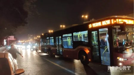 Bakıda sərnişin avtobusu minik avtomobili ilə toqquşub - FOTO