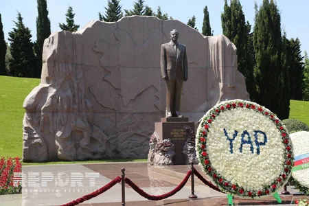​YAP rəhbərliyi ümummilli lider Heydər Əliyevin məzarını ziyarət edib