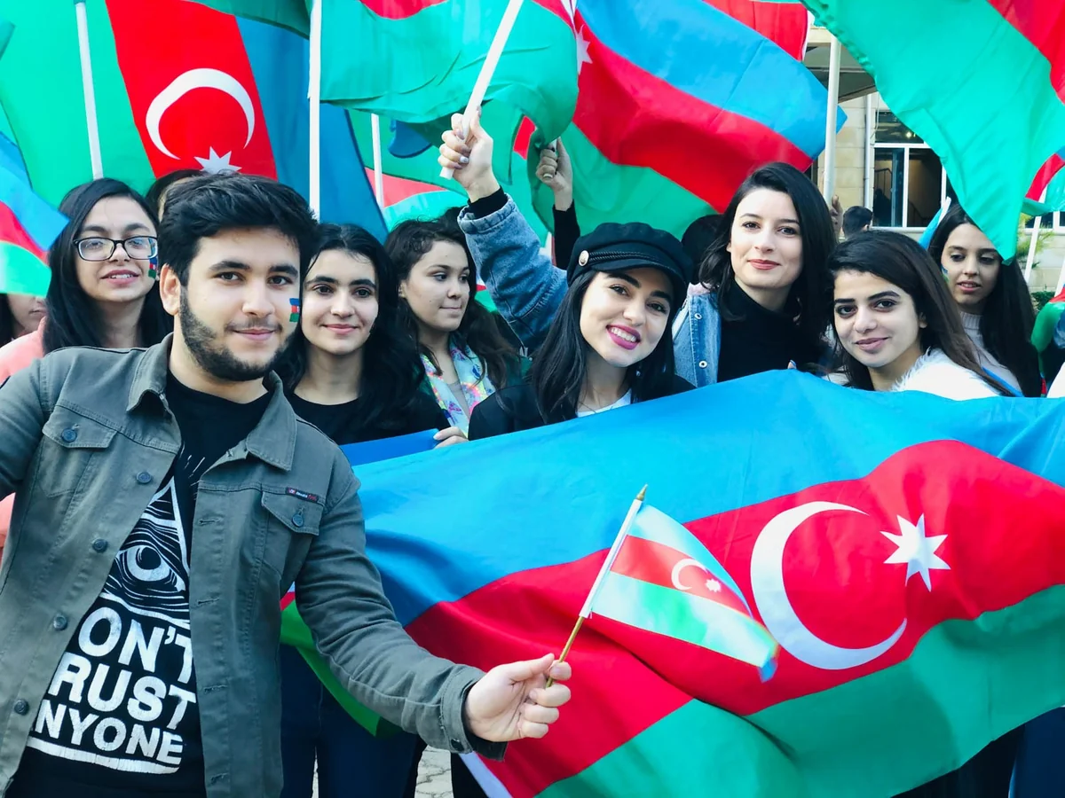 BDU-nun tələbələri Üç rəngin kölgəsində! adlı fləşmob keçiriblər