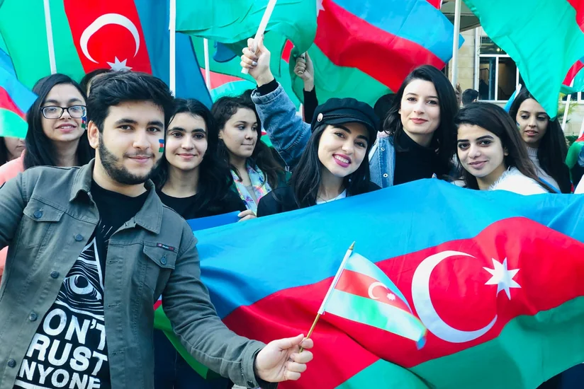 BDU-nun tələbələri Üç rəngin kölgəsində! adlı fləşmob keçiriblər