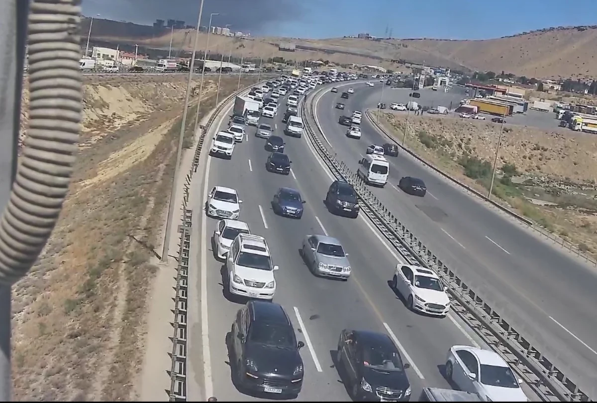 Наблюдающие за пожаром в ТЦ Сядяряк водители провоцируют затор на Внешней кольцевой