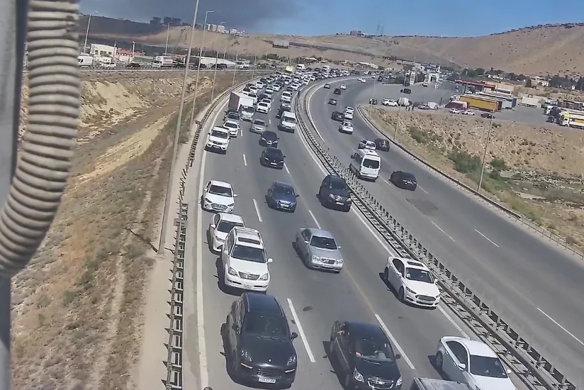 Sürücülərin “Sədərək”dəki yanğına baxması səbəbindən Kənar Dairəvi yolda sıxlıq yaranıb