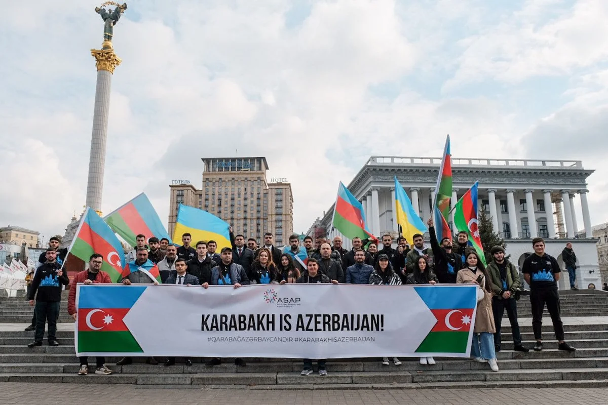 Azərbaycanlı gənclər Kiyevdə aksiya keçirib