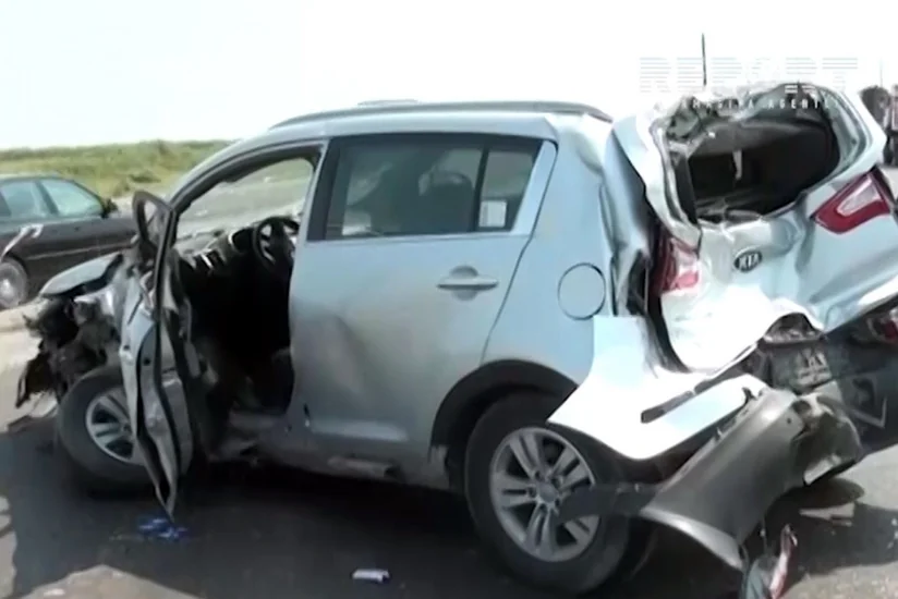 Azərbaycanda avtomobil yük maşınına və sərnişin avtobusuna çırpılıb: 3 yaralı - VİDEO
