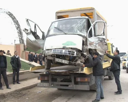 ​İki yük və bir minik avtomobili toqquşub, yaralananlar var - FOTO