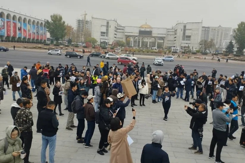 В Бишкеке прошел мирный марш с требованием освободить задержанных активистов