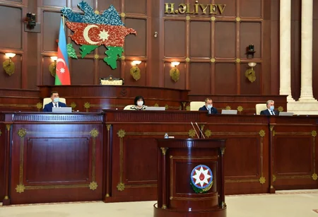 Deputatlar tibbi maska və əlcəkdən istifadə edirlər
