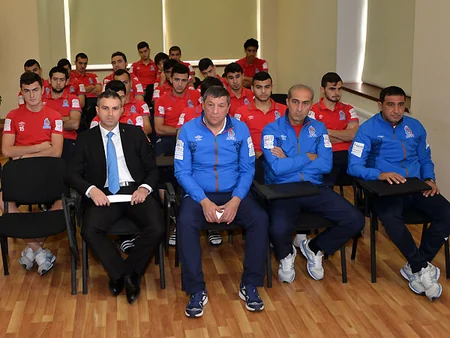 ​Robert Prosineçki Avropa çempionatının seçmə oyunlarına hazırlaşan yığma üzvləri ilə görüşüb