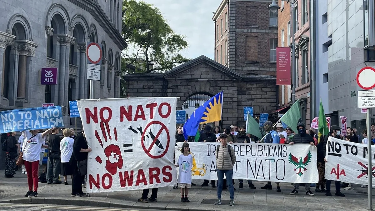 В Дублине прошли протесты против отказа Ирландии от военного нейтралитета