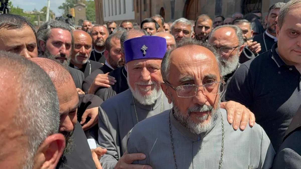 İrəvan məhkəməsi arxiyepiskop Mikael Acapaxyanı həbs edib - YENİLƏNİB