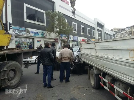 Bakıda yük maşını aşıb - FOTO
