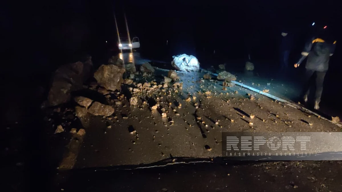 Şahbuzda avtomobil yolunda dağ uçqunu baş verib