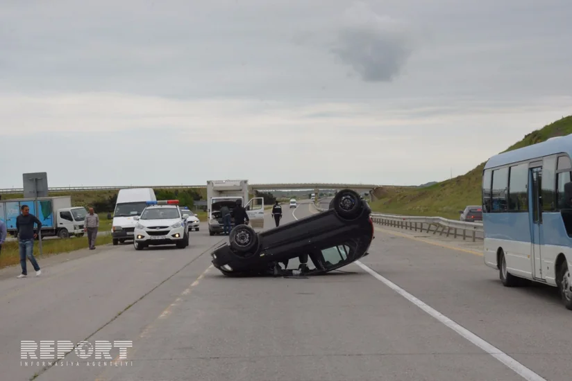 Siyəzəndə qadın sürücü avtomobilini aşırıb, bacısı ölüb