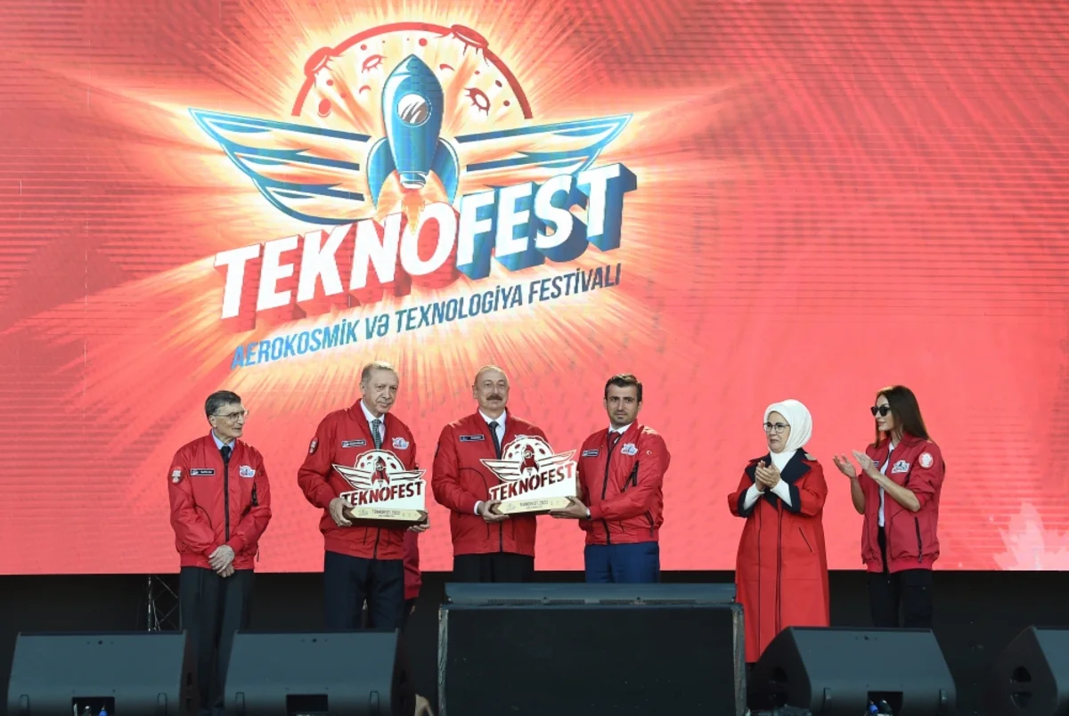 “TEKNOFEST Azərbaycan”: İlham Əliyev və Ərdoğana xatirə hədiyyələri təqdim olunub