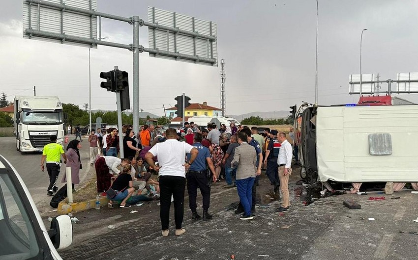 Türkiyədə mikroavtobus yük maşını ilə toqquşub, 25 yaralı var