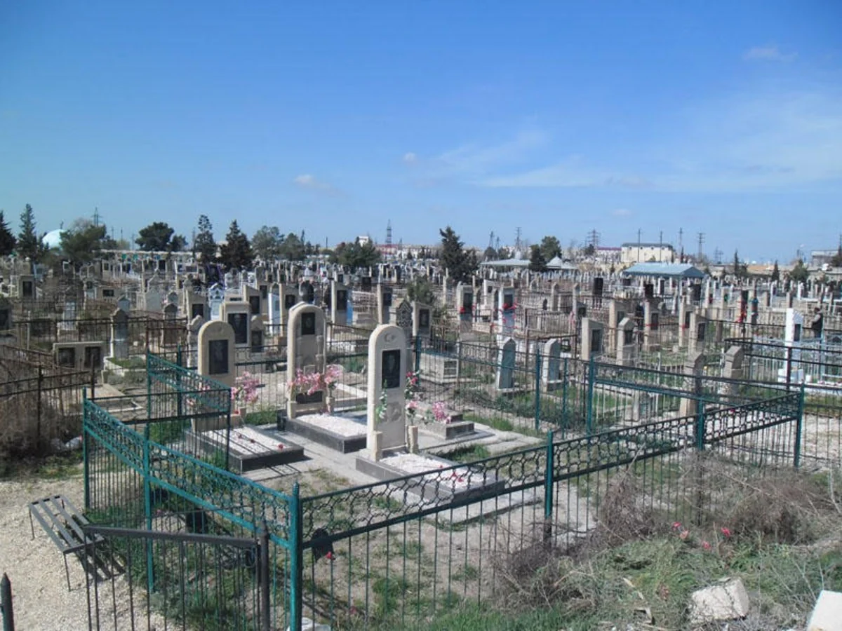 Yasamal qəbristanlığında 26 yaşlı oğlan yıxılaraq xəsarət alıb