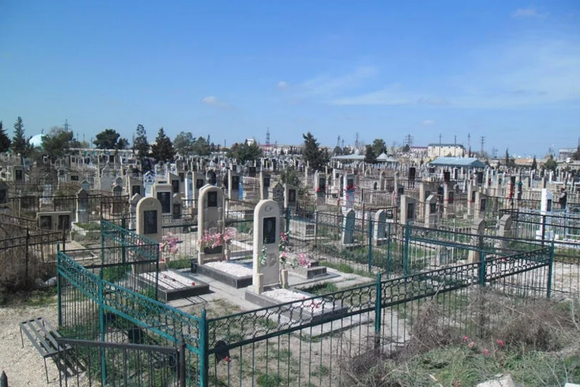 Yasamal qəbristanlığında 26 yaşlı oğlan yıxılaraq xəsarət alıb