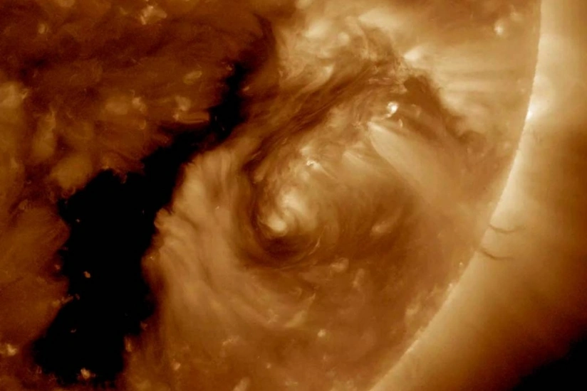 Large-scale solar plasma storm starts