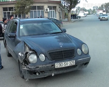 Bərdədə Mercedeslə Niva toqquşub, xəsarət alan var