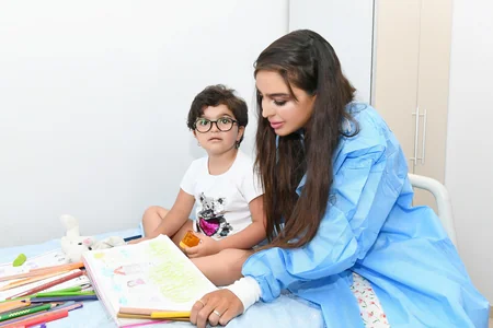 Leyla Əliyeva Bakının bir sıra tibb müəssisələrində müalicə alan uşaqlarla görüşüb