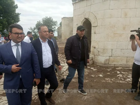 Jurnalistlər Pənahəli xanın sarayının yerləşdiyi imarət kompleksində olub