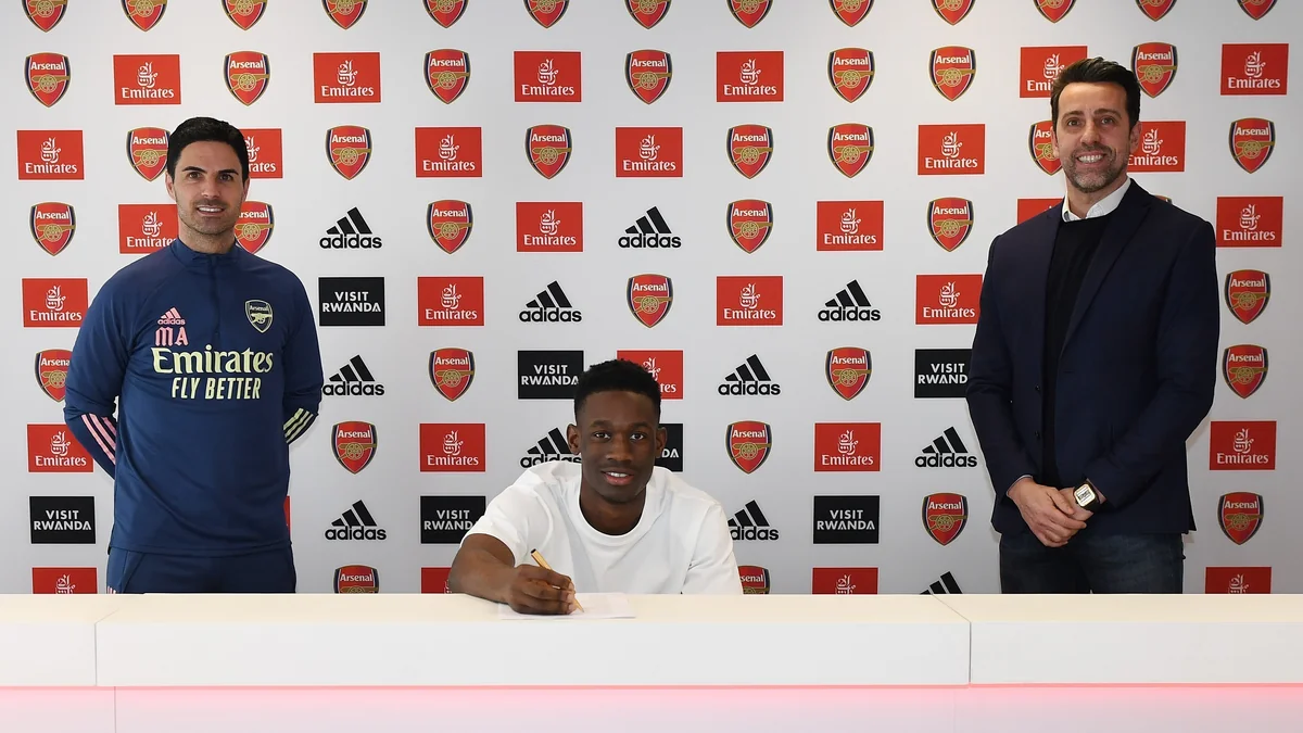 Arsenal gənc hücumçusu ilə yeni müqavilə imzaladı