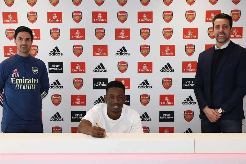 Arsenal gənc hücumçusu ilə yeni müqavilə imzaladı