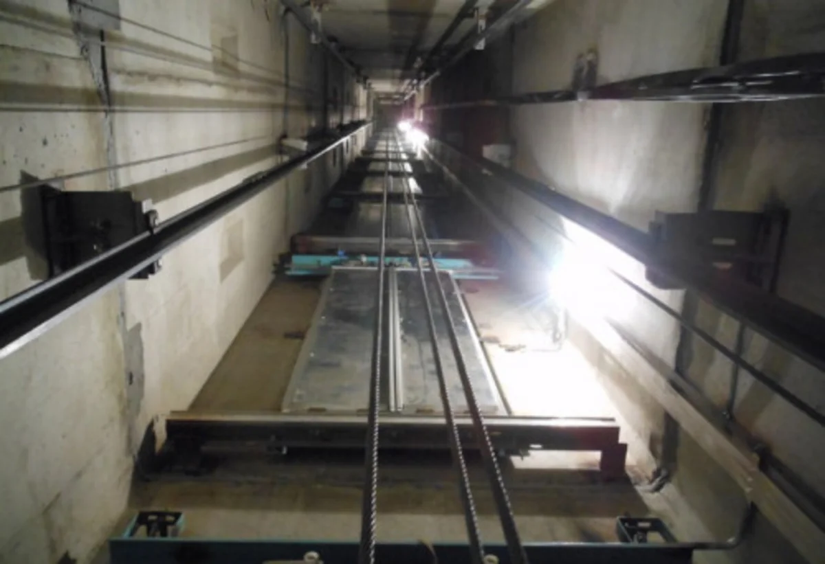 Bakıda 45 yaşlı qadın liftin qapıları arasında qalaraq ölüb