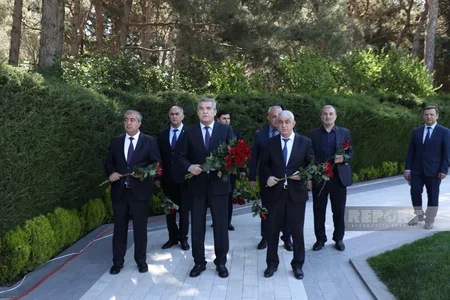 Dövlət və hökumət rəsmiləri Fəxri xiyabanı ziyarət ediblər