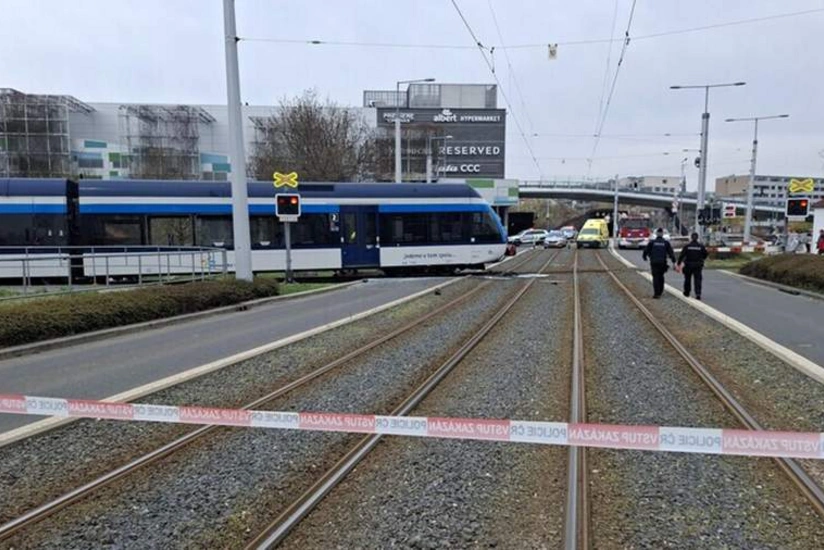 Çexiyada sərnişin qatarı relsdən çıxıb