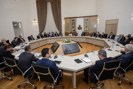 Energetika Nazirliyində Ulu Öndərə həsr edilmiş dəyirmi masa keçirilib