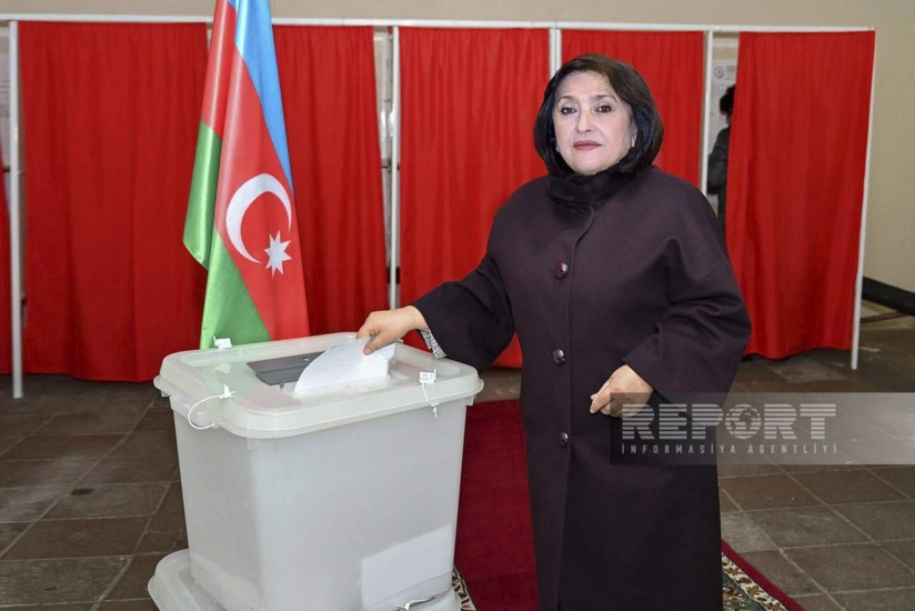 Milli Məclisin sədri 11 saylı seçki məntəqəsində səs verib