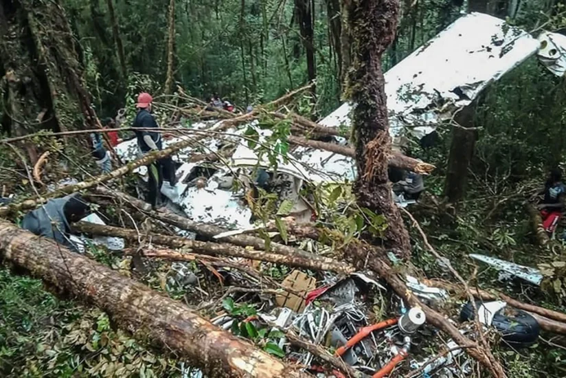 В Индонезии в результате крушения самолета погибли восемь человек