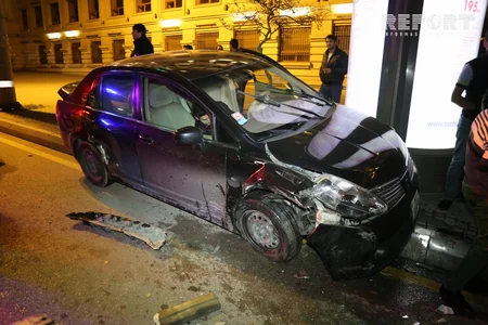 Bakıda qəfil idarəetməni itirən sürücü maşını yol kənarındakı avtomobilə çırpıb - FOTO - VİDEO