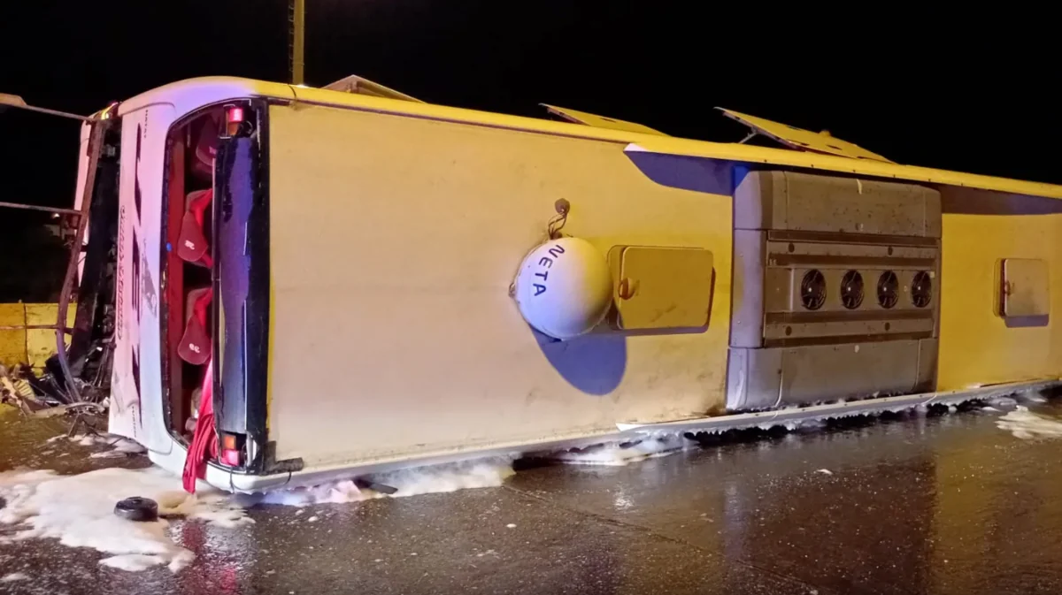 Türkiyədə sərnişin avtobusu qəzaya uğrayıb, onlarla insan xəsarət alıb