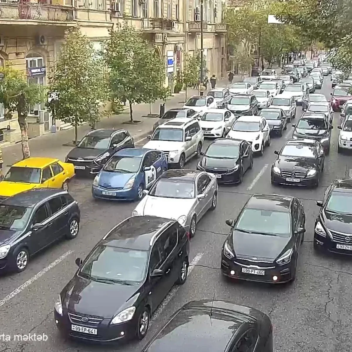 Bakının bir sıra yollarında tıxac yaranıb - SİYAHI