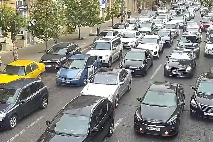 Bakının bir sıra yollarında tıxac yaranıb - SİYAHI