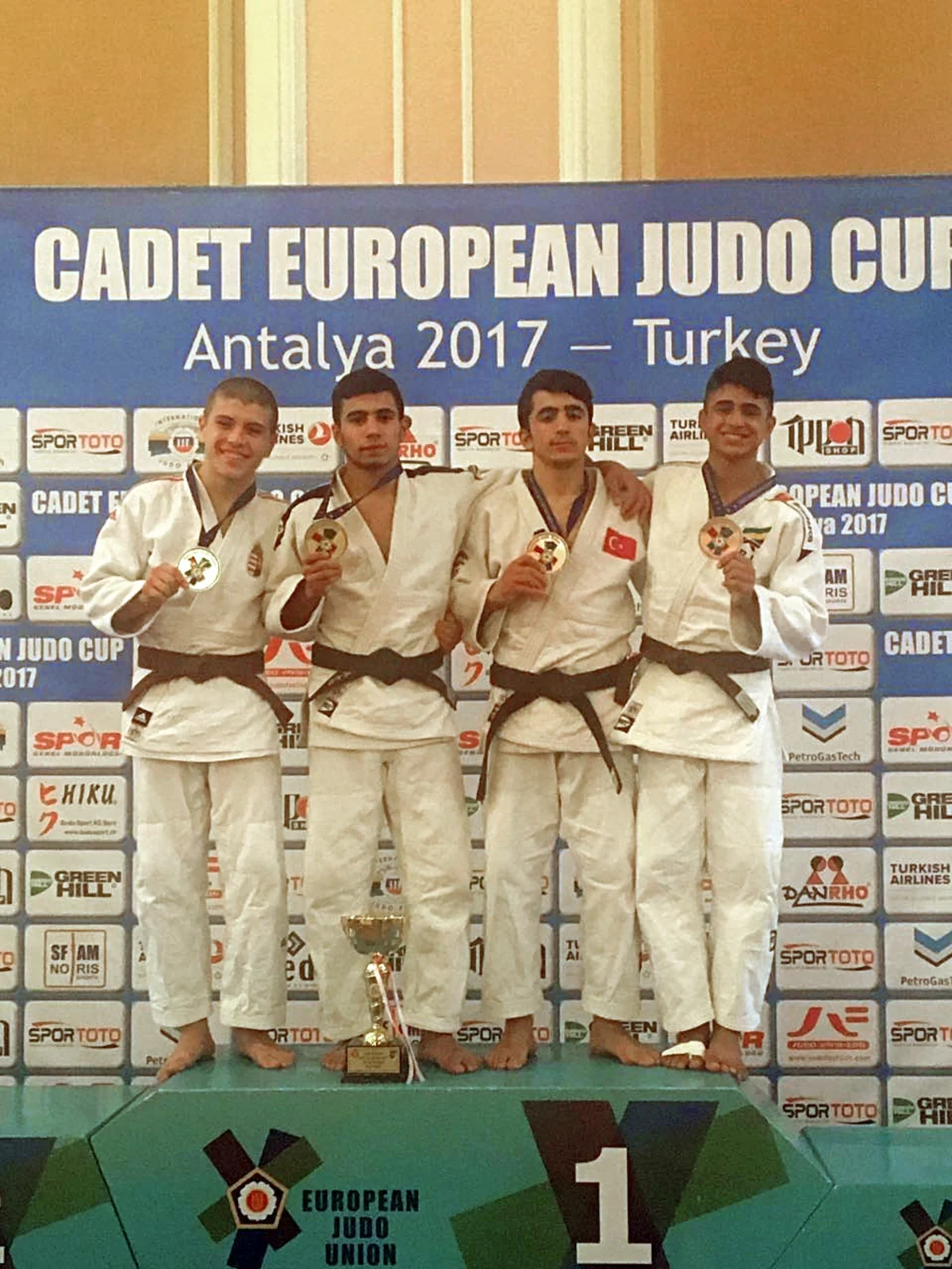 Yeniyetmə cüdoçularımız Antalyada 3 qızıl və 1 bürünc medal qazanıblar